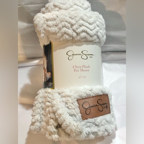 Jessica Simpson pet white faux fur cozy ultra plush pet throw blanket size 40x50 - Picture 9 of 14